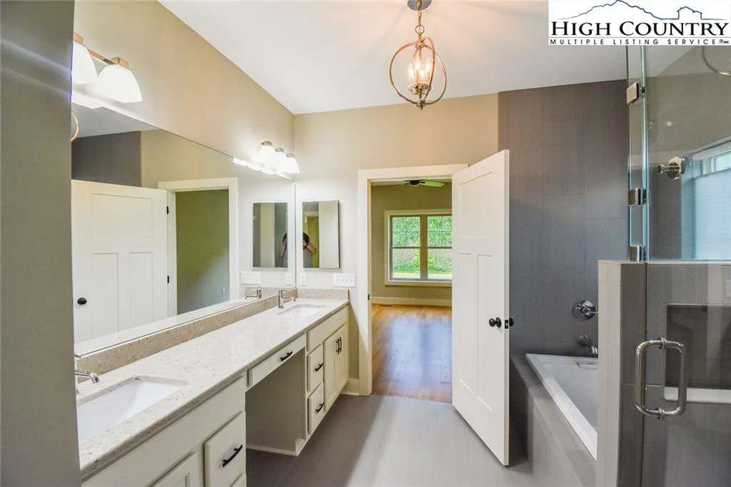 Image number 12 for the current listing