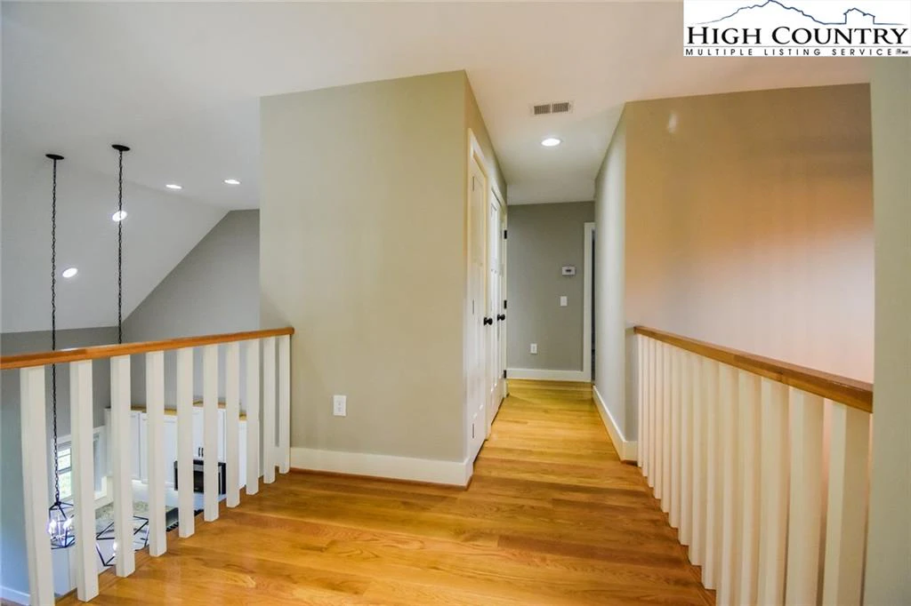 Image number 9 for the current listing