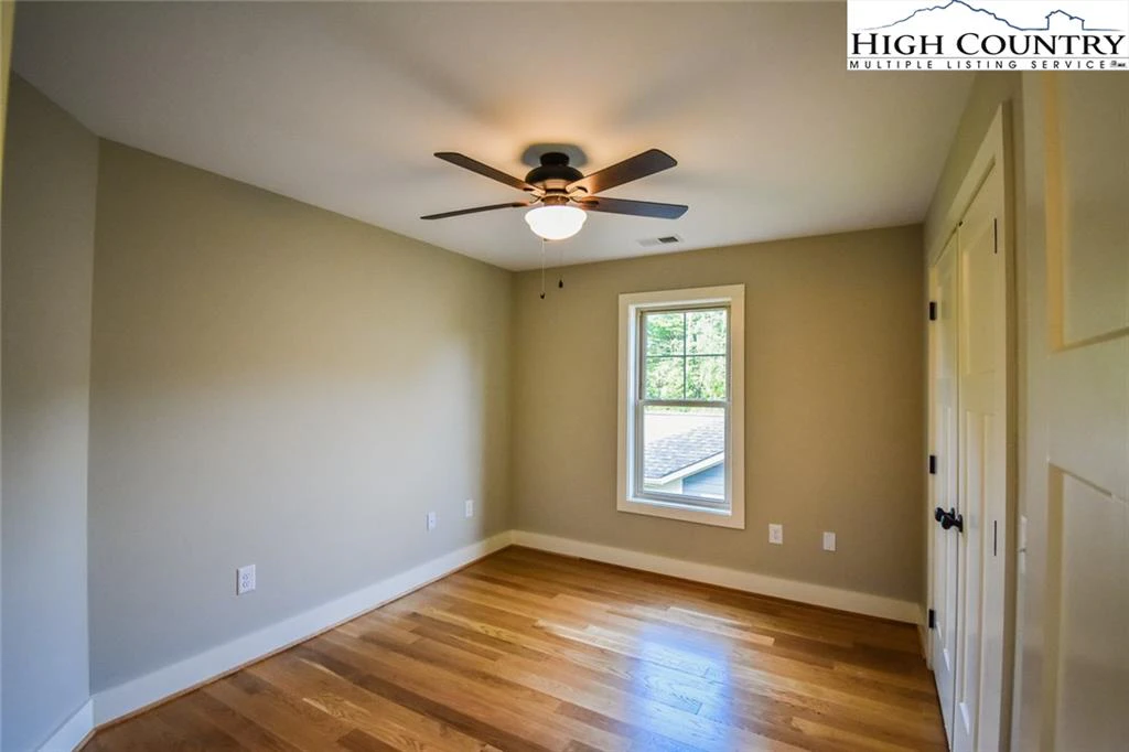 Image number 8 for the current listing