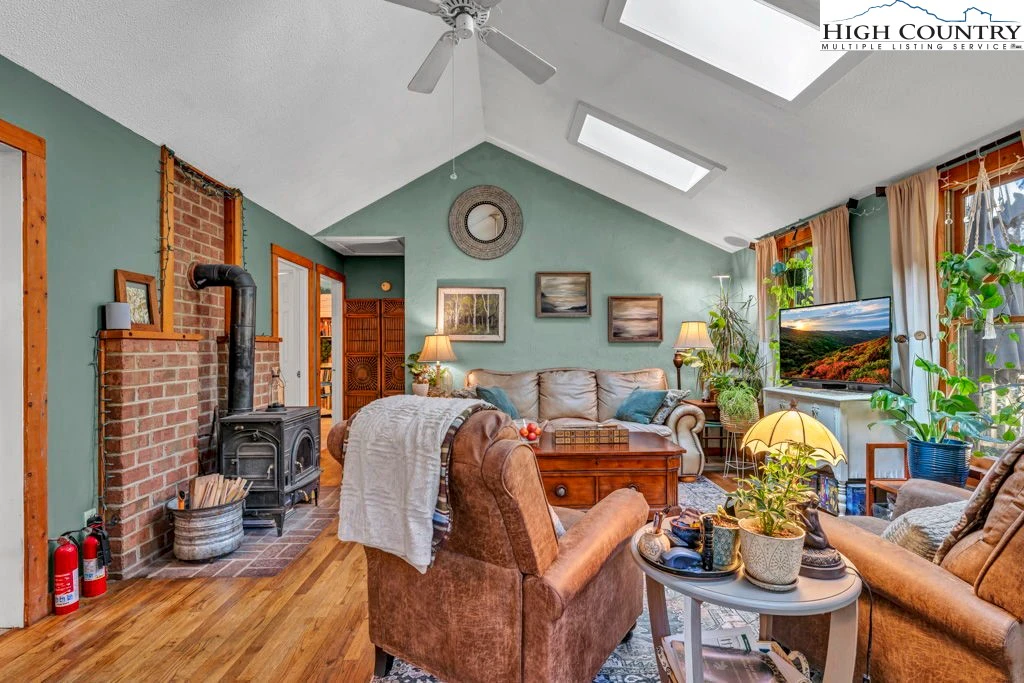 Image number 18 for the current listing