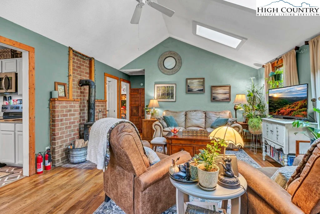 Image number 2 for the current listing