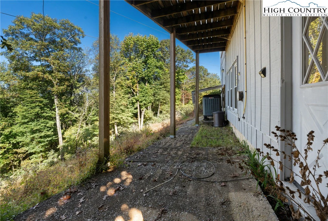 Image number 17 for the current listing