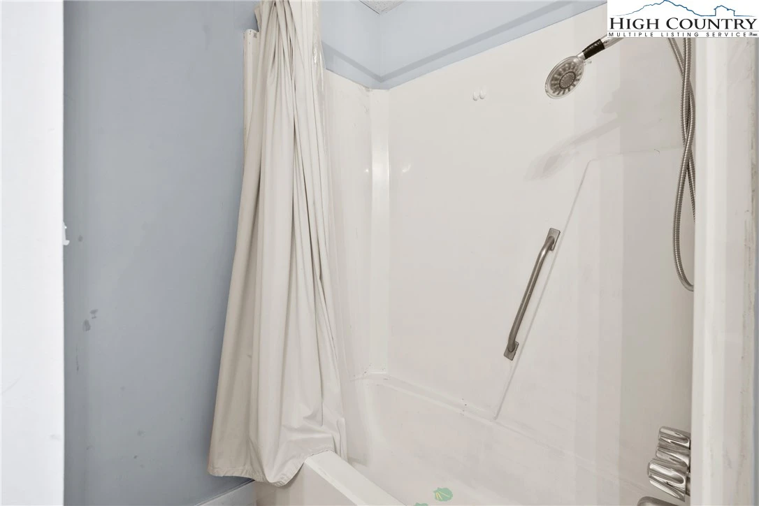 Image number 11 for the current listing