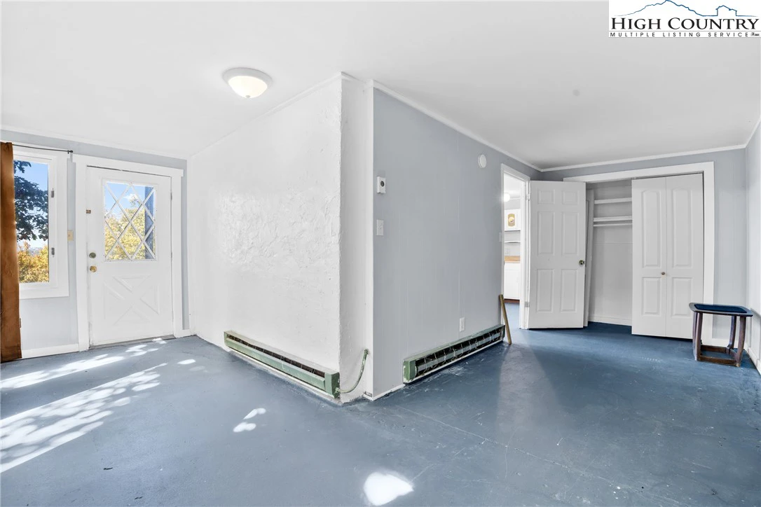 Image number 14 for the current listing