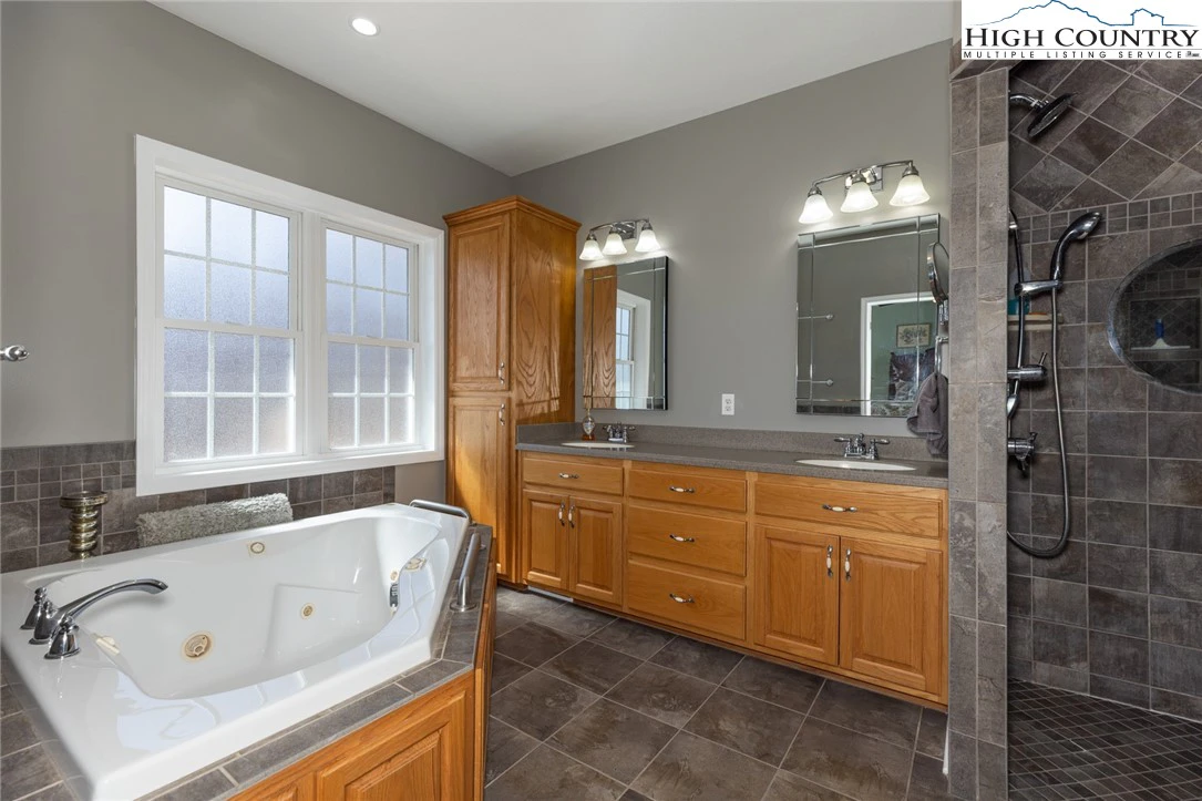 Image number 4 for the current listing