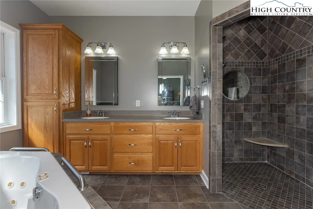 Image number 5 for the current listing