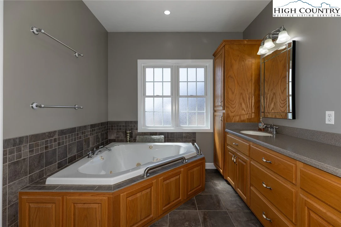 Image number 7 for the current listing
