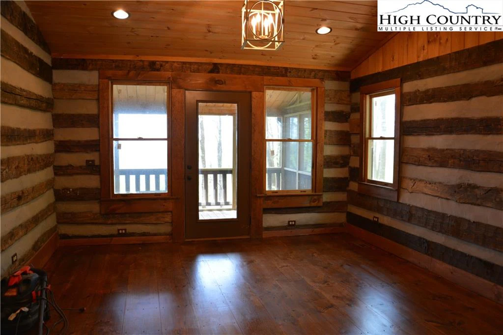Image number 18 for the current listing