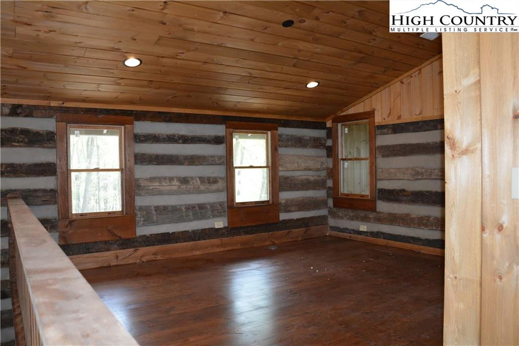Image number 15 for the current listing