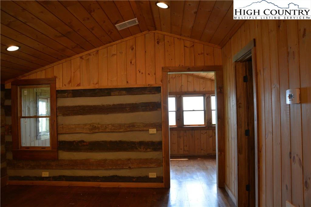 Image number 14 for the current listing