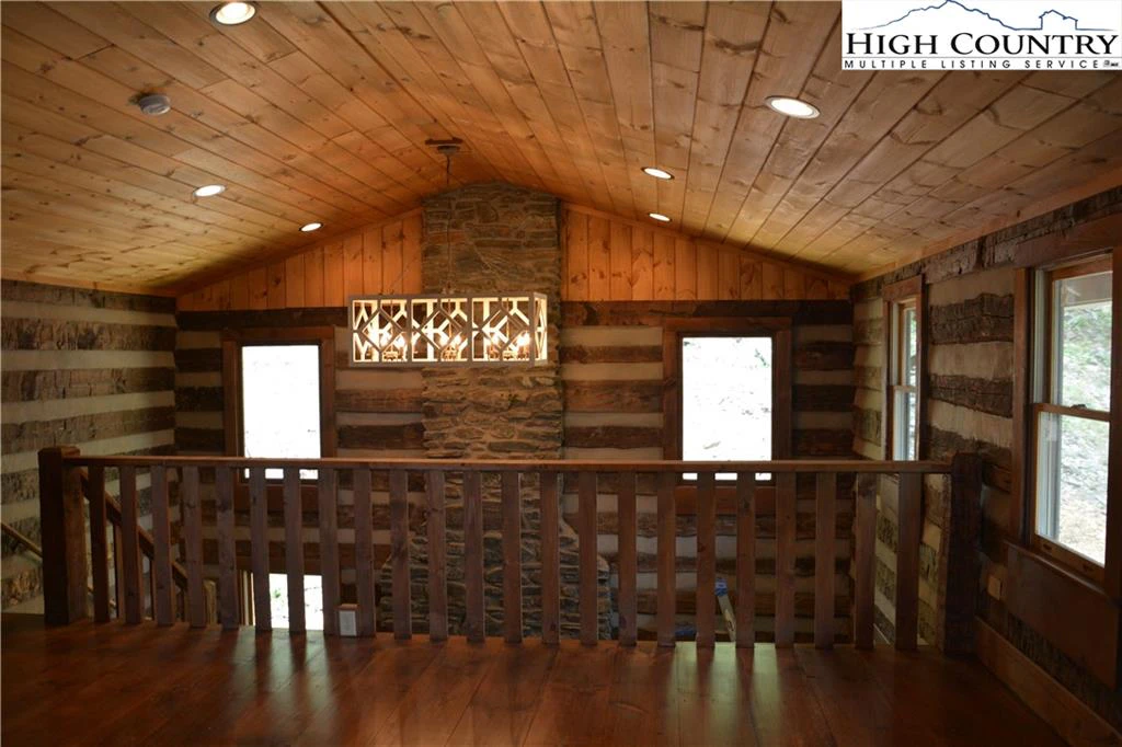 Image number 13 for the current listing