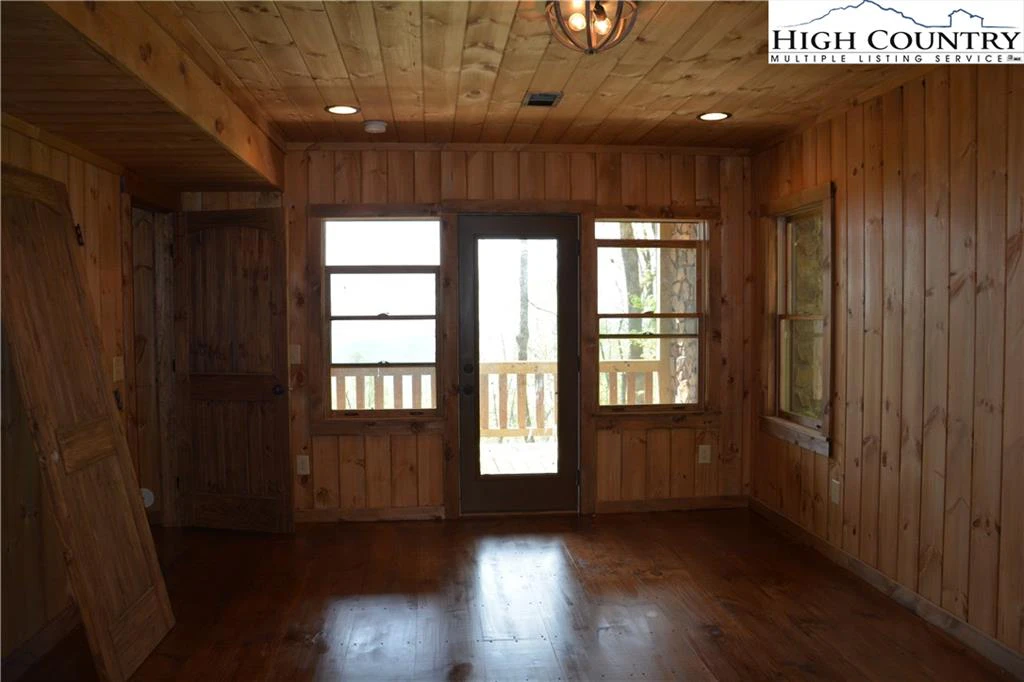 Image number 5 for the current listing