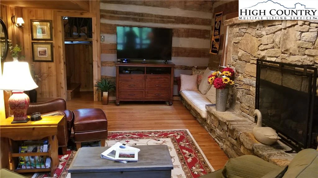 Image number 15 for the current listing