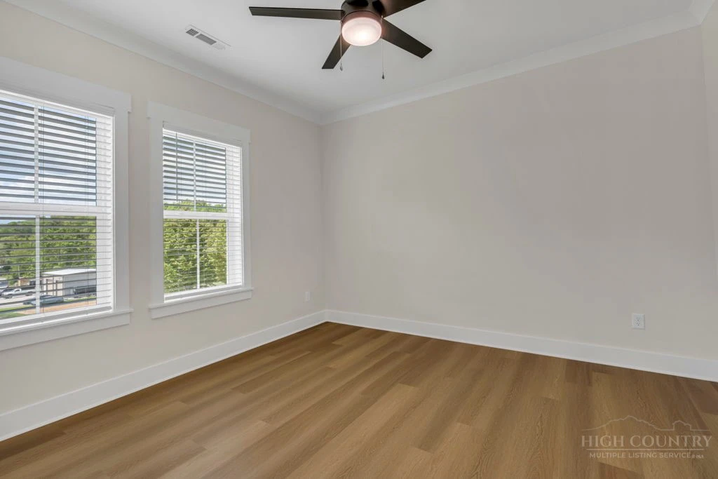 Image number 21 for the current listing