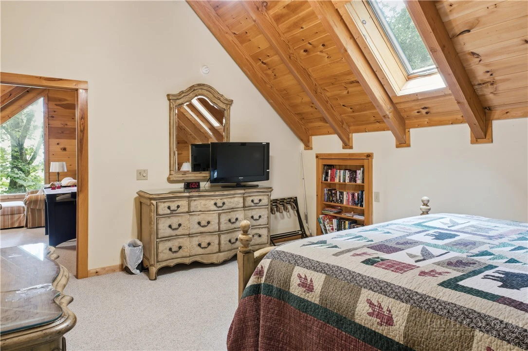 Image number 17 for the current listing