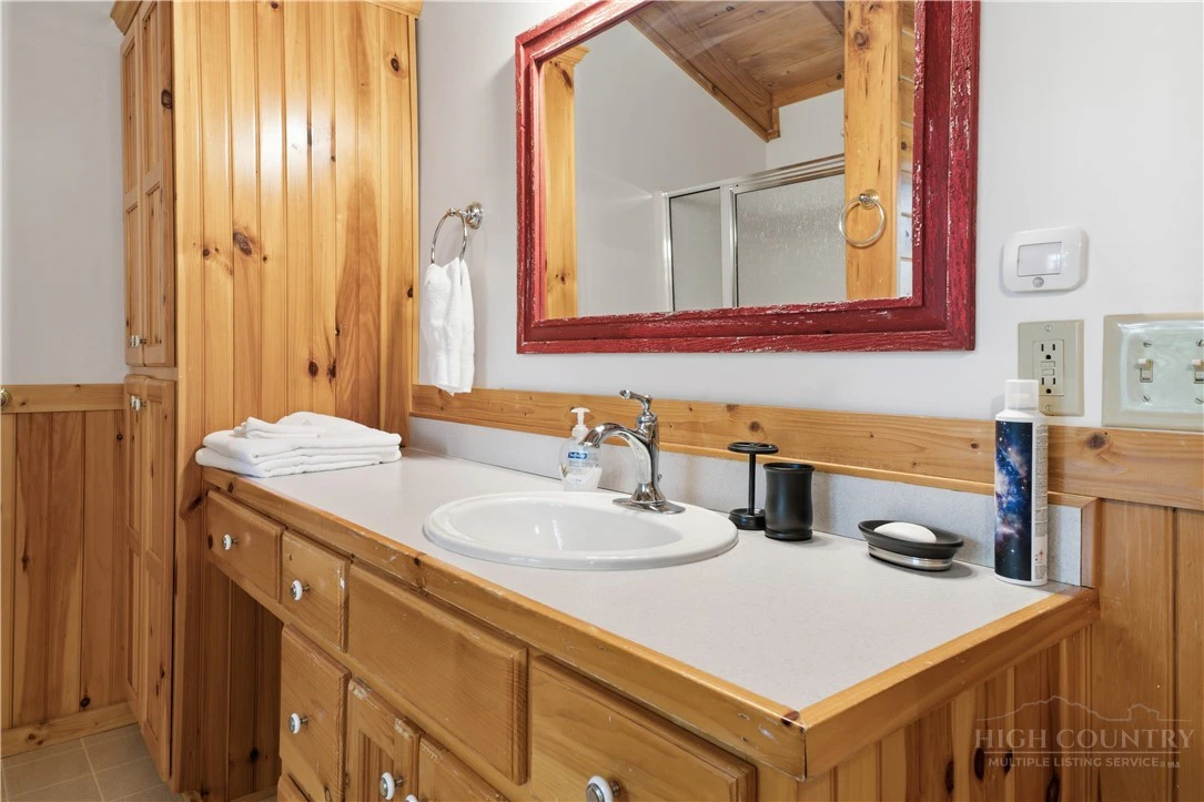 Image number 19 for the current listing
