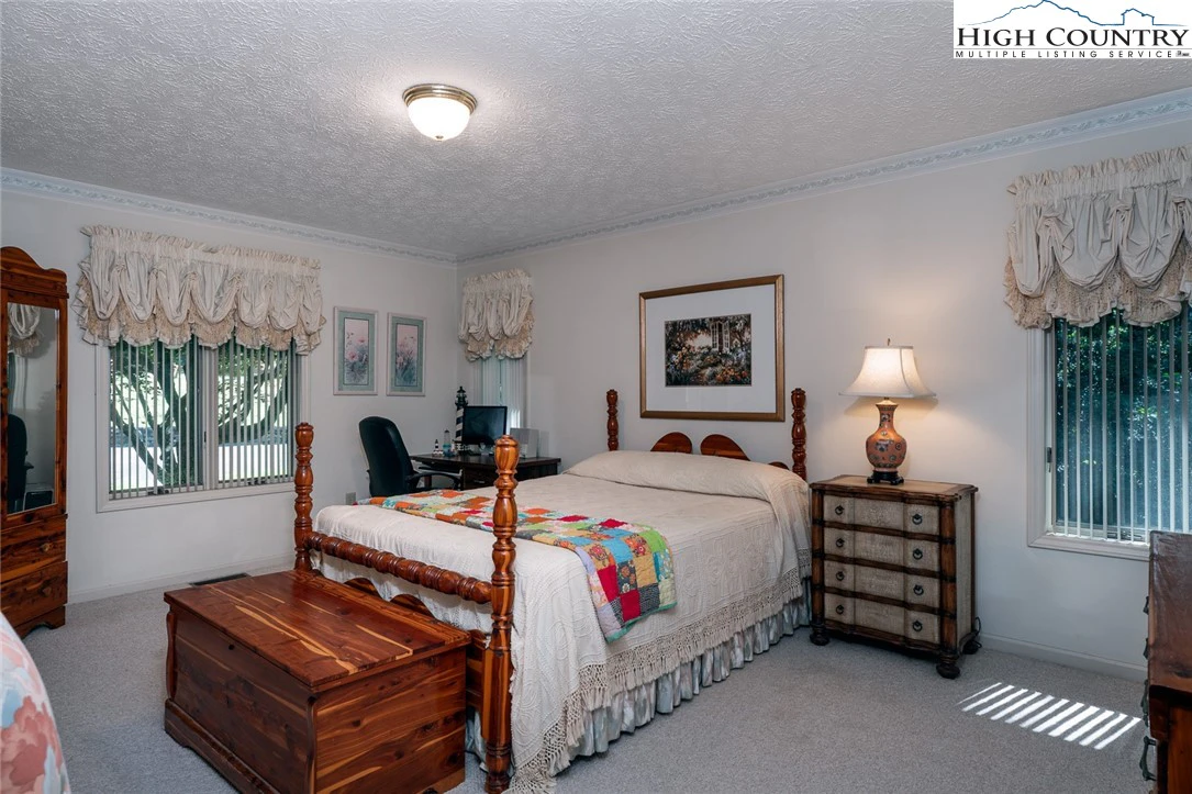 Image number 13 for the current listing