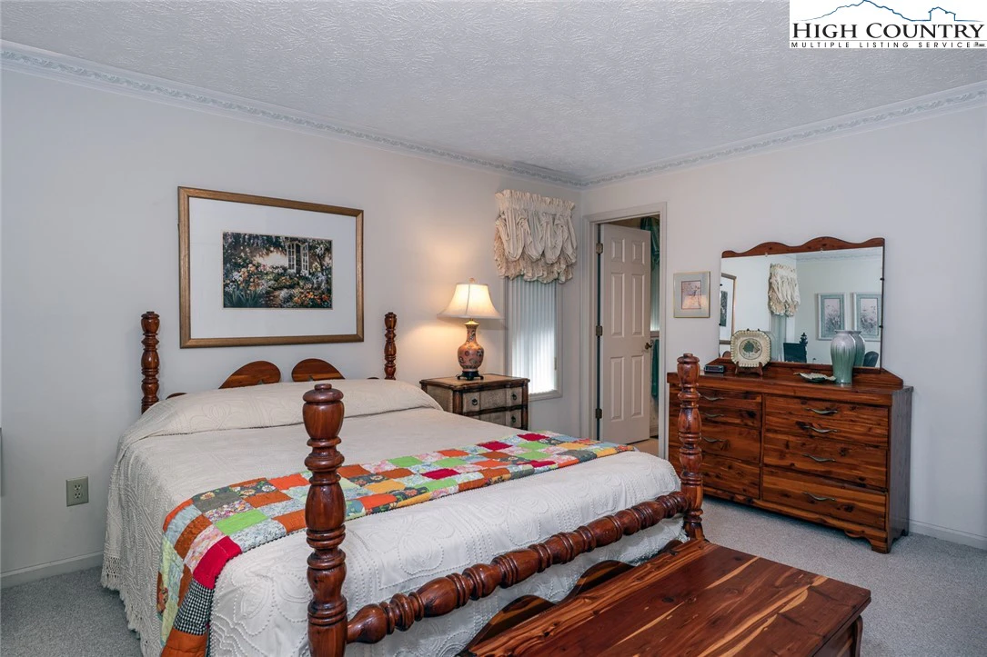 Image number 3 for the current listing
