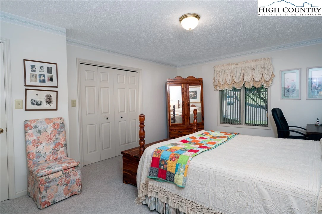 Image number 4 for the current listing