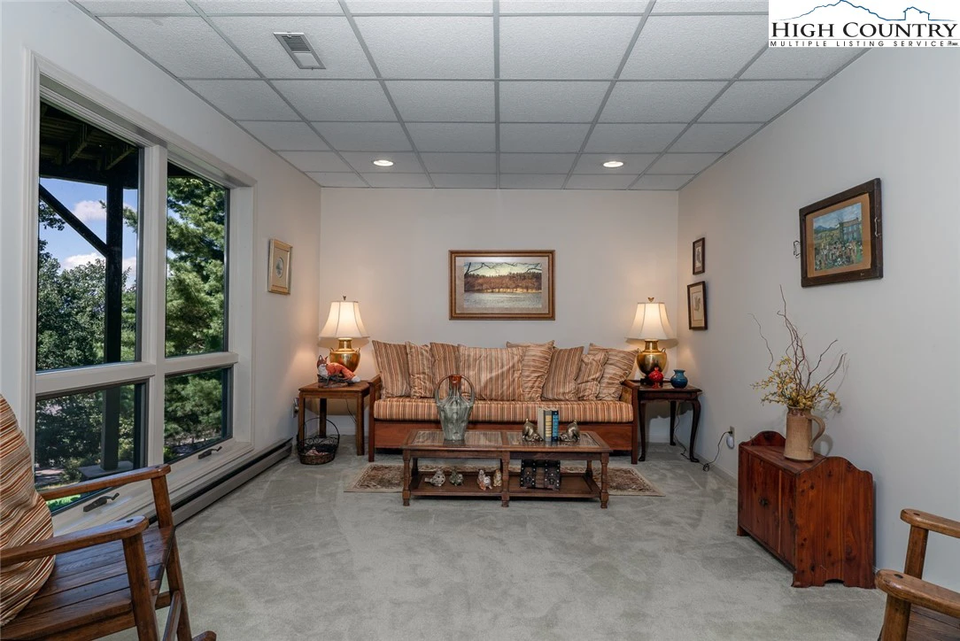 Image number 14 for the current listing