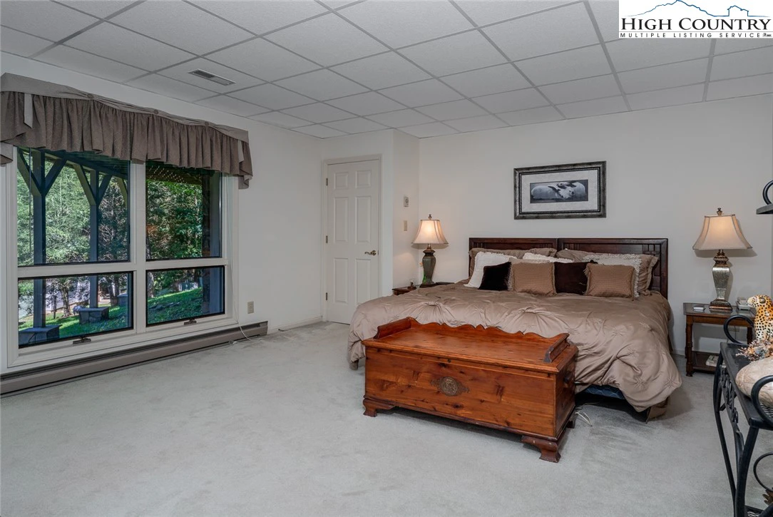 Image number 15 for the current listing