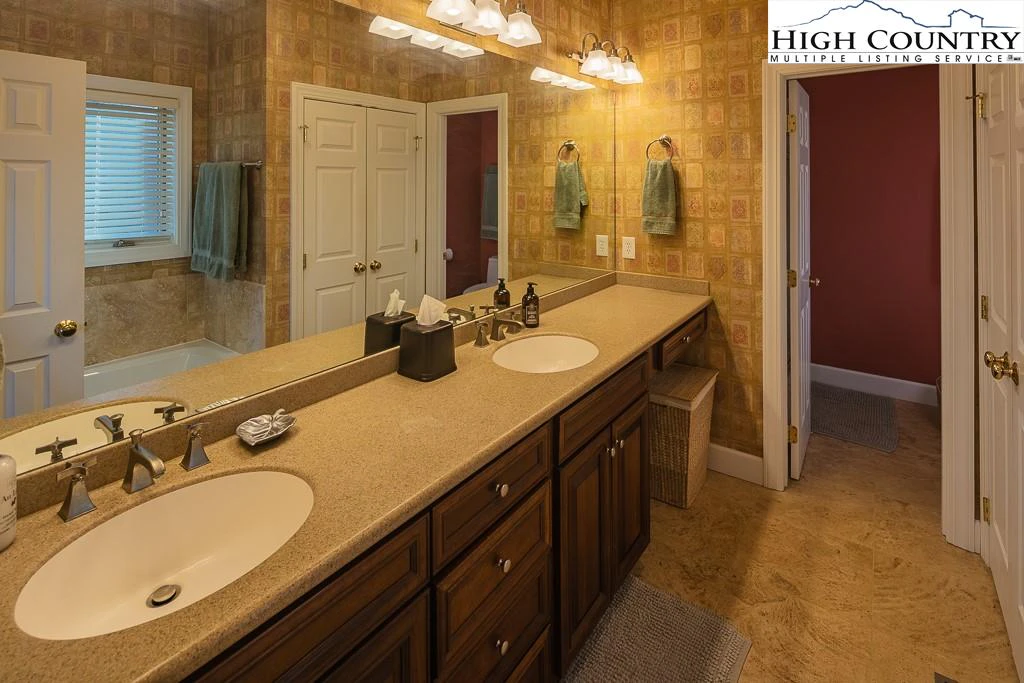 Image number 3 for the current listing
