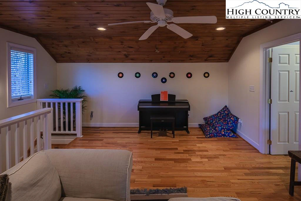 Image number 9 for the current listing