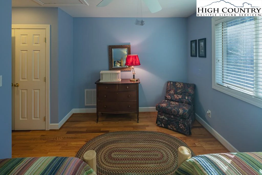 Image number 13 for the current listing