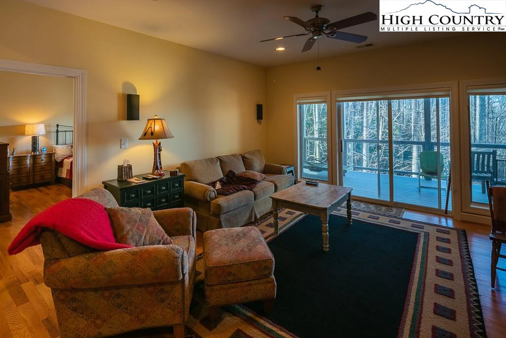 Image number 2 for the current listing