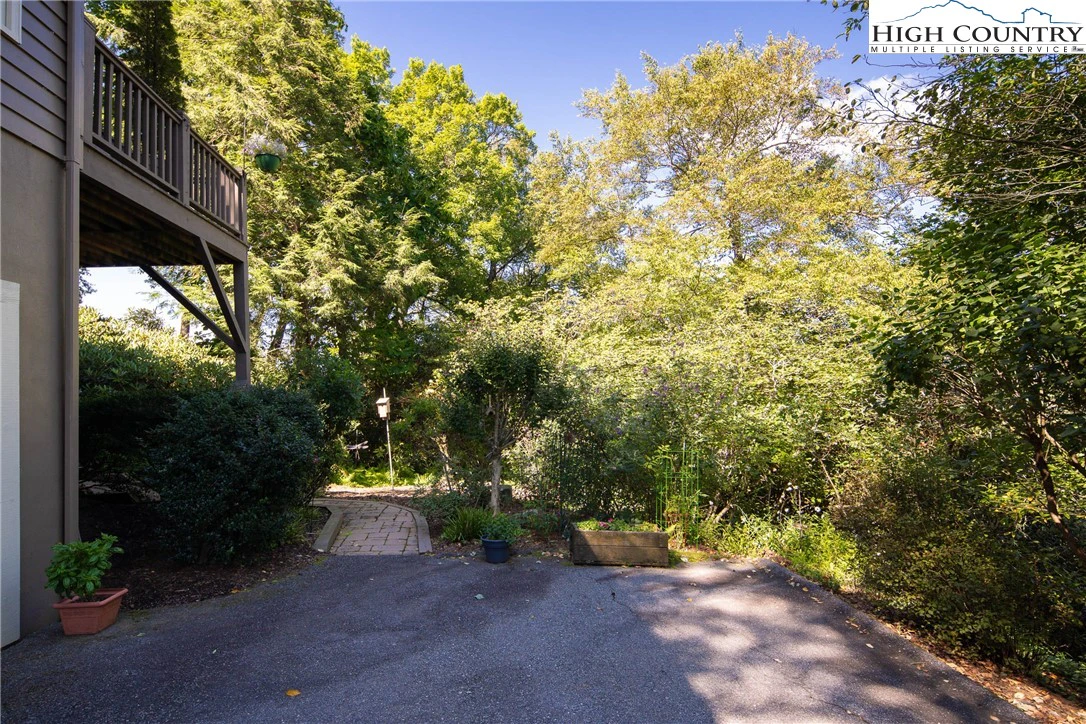 Image number 14 for the current listing