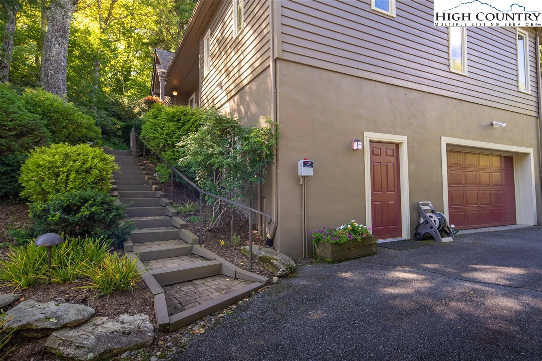 Image number 17 for the current listing