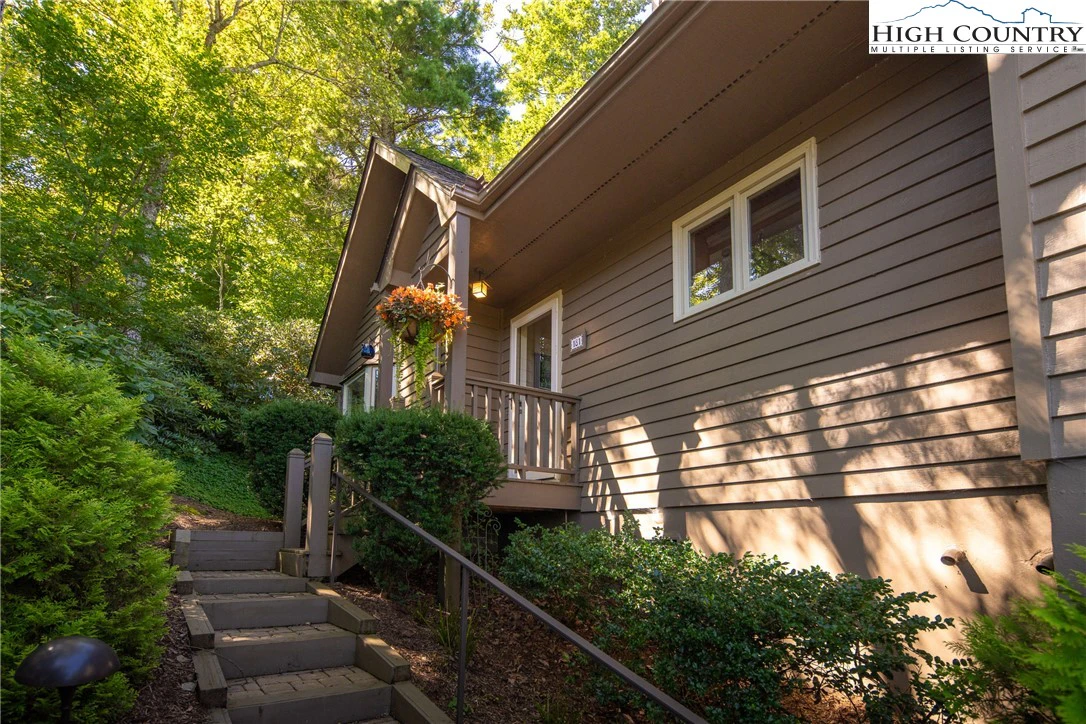 Image number 1 for the current listing