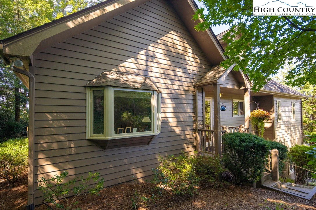 Image number 19 for the current listing