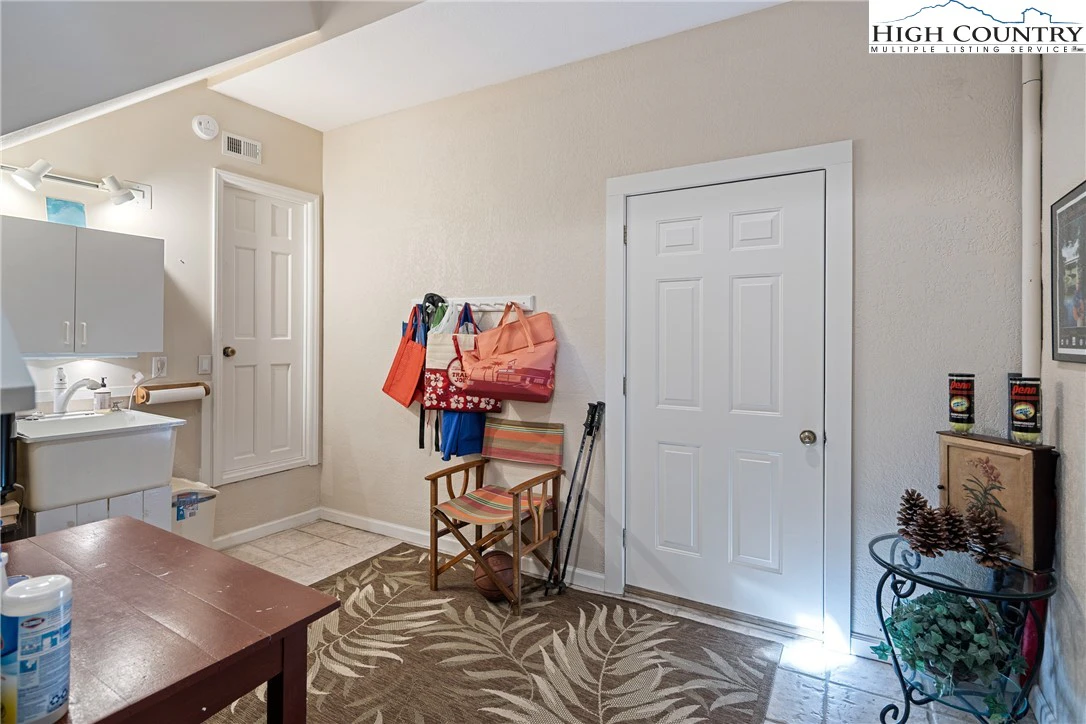 Image number 6 for the current listing