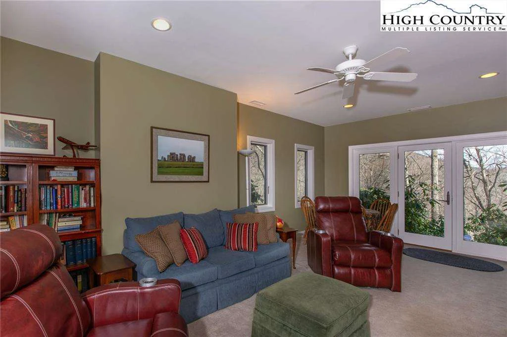 Image number 14 for the current listing