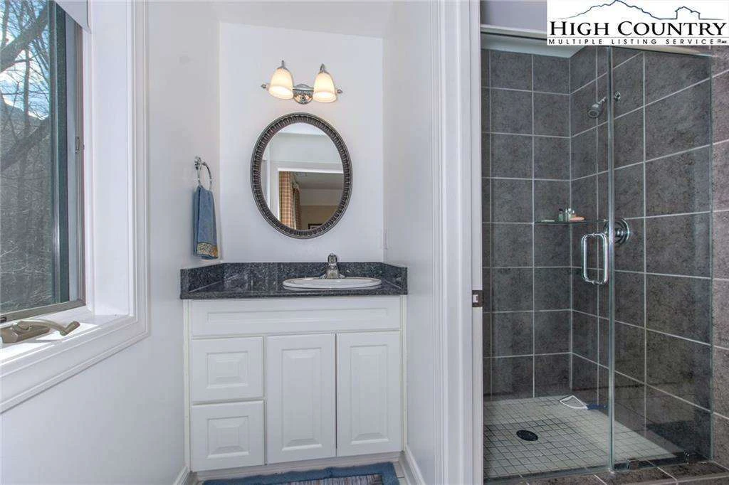 Image number 8 for the current listing