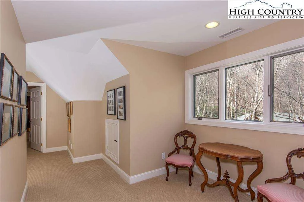Image number 10 for the current listing