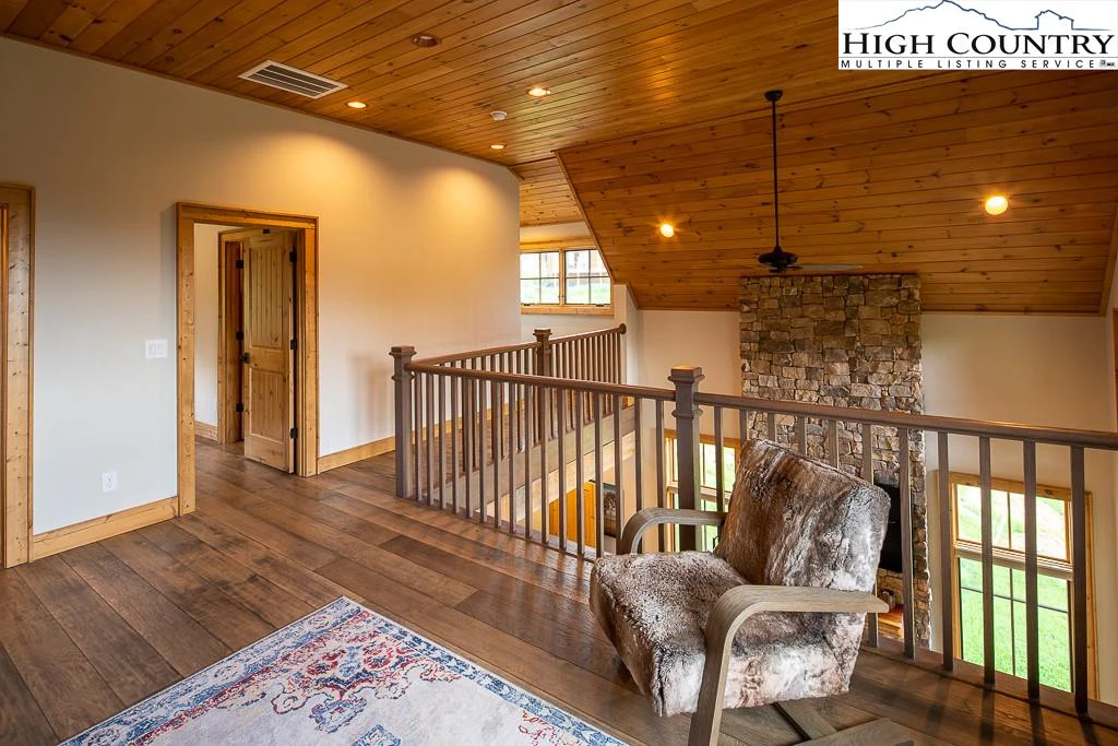 Image number 5 for the current listing