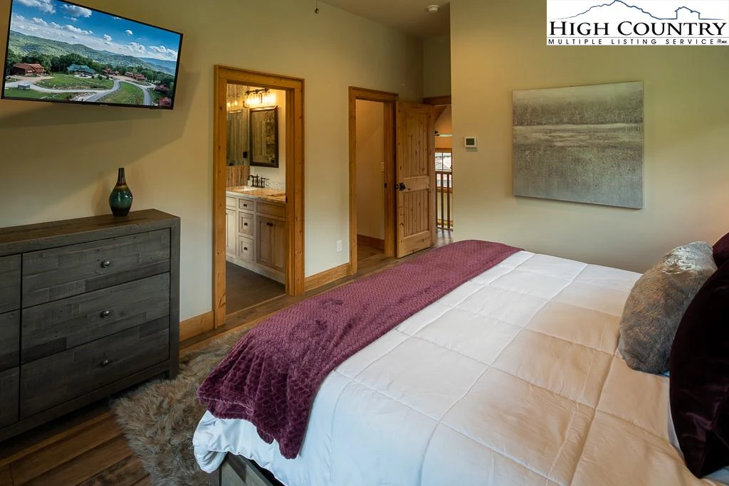 Image number 8 for the current listing