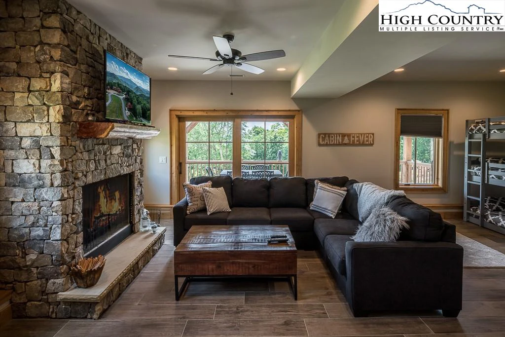 Image number 2 for the current listing