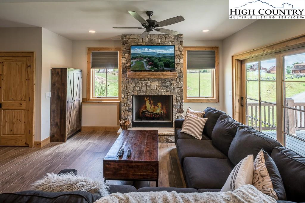 Image number 18 for the current listing