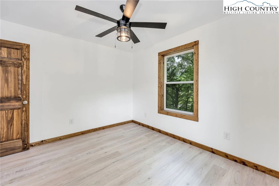 Image number 4 for the current listing