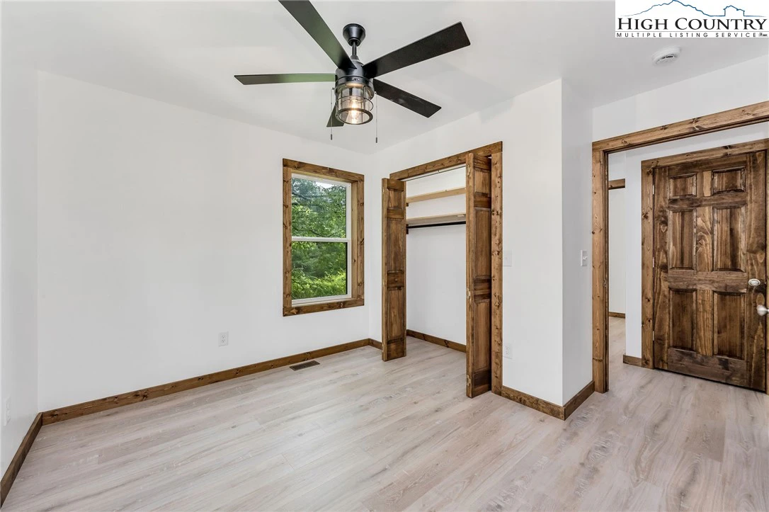 Image number 5 for the current listing