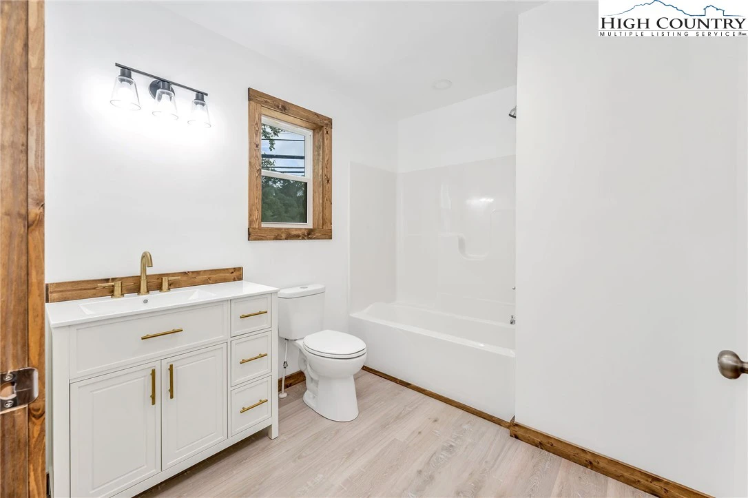Image number 7 for the current listing