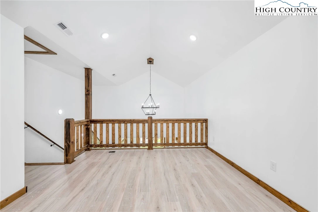 Image number 14 for the current listing