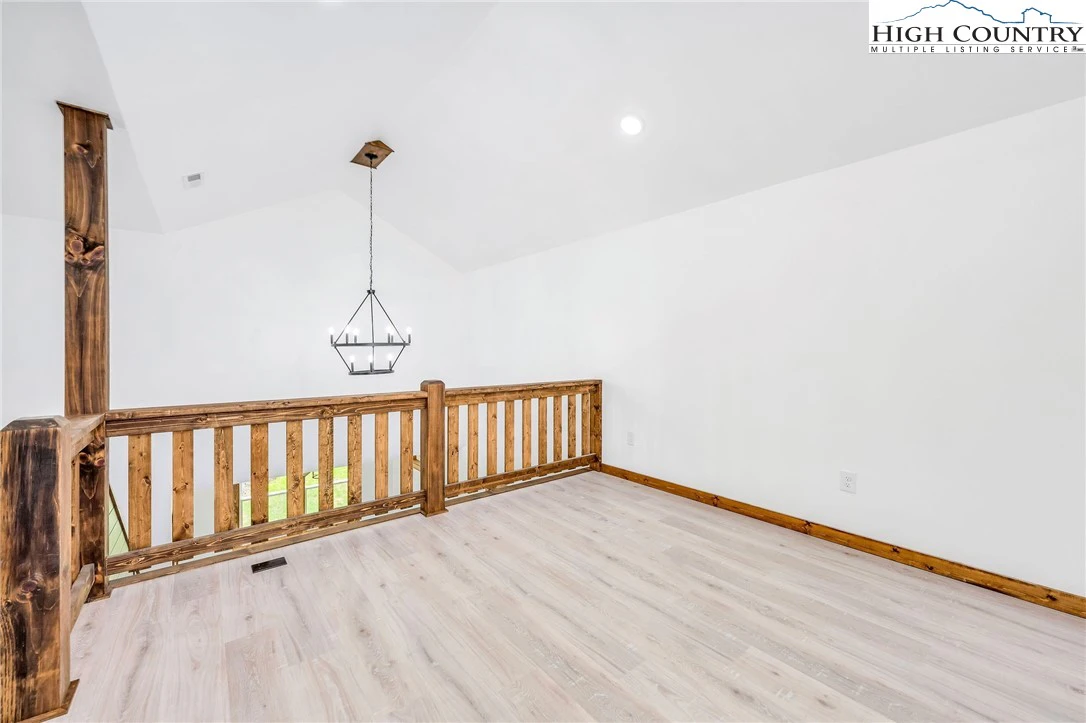 Image number 15 for the current listing