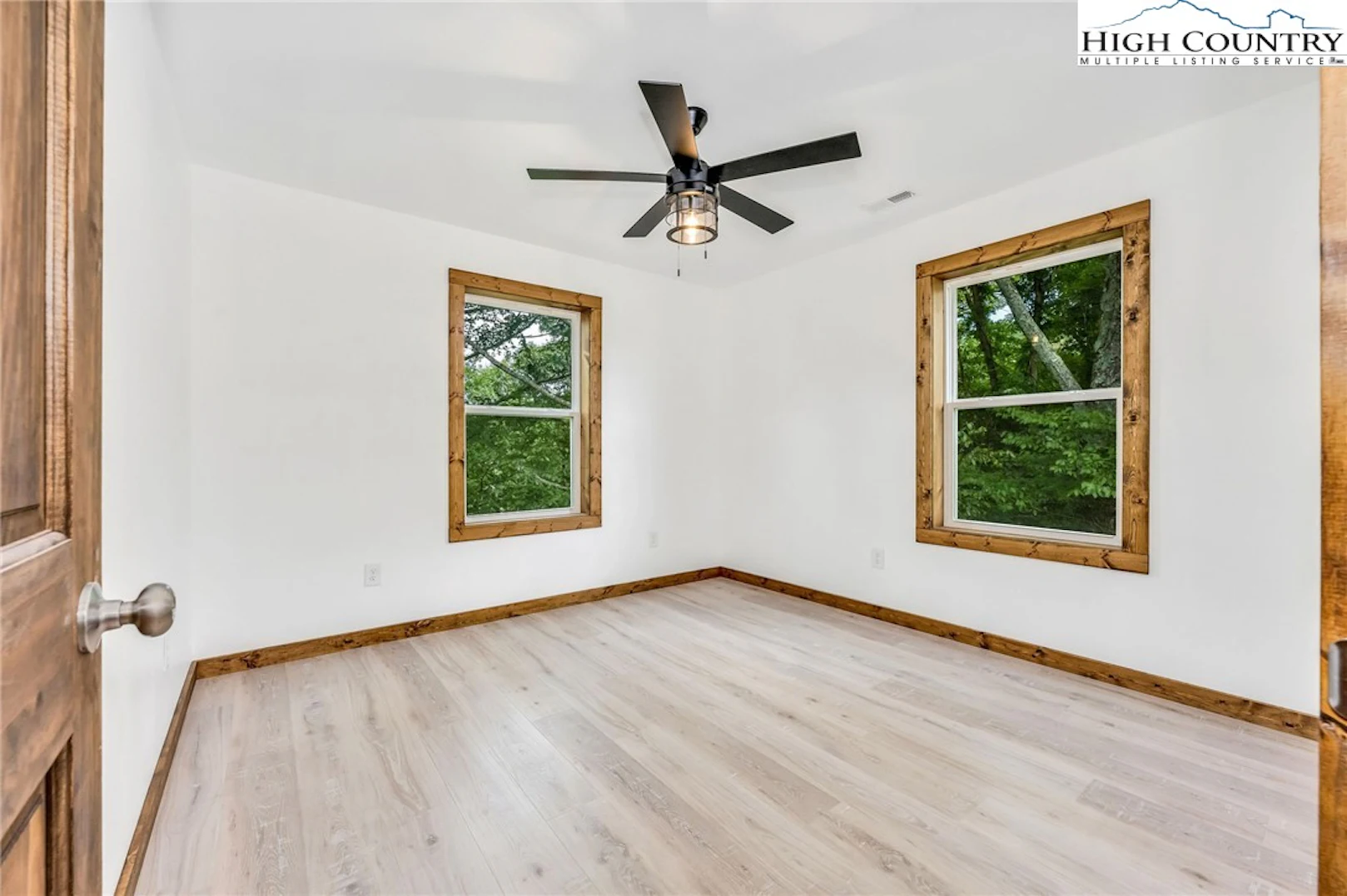 Image number 19 for the current listing