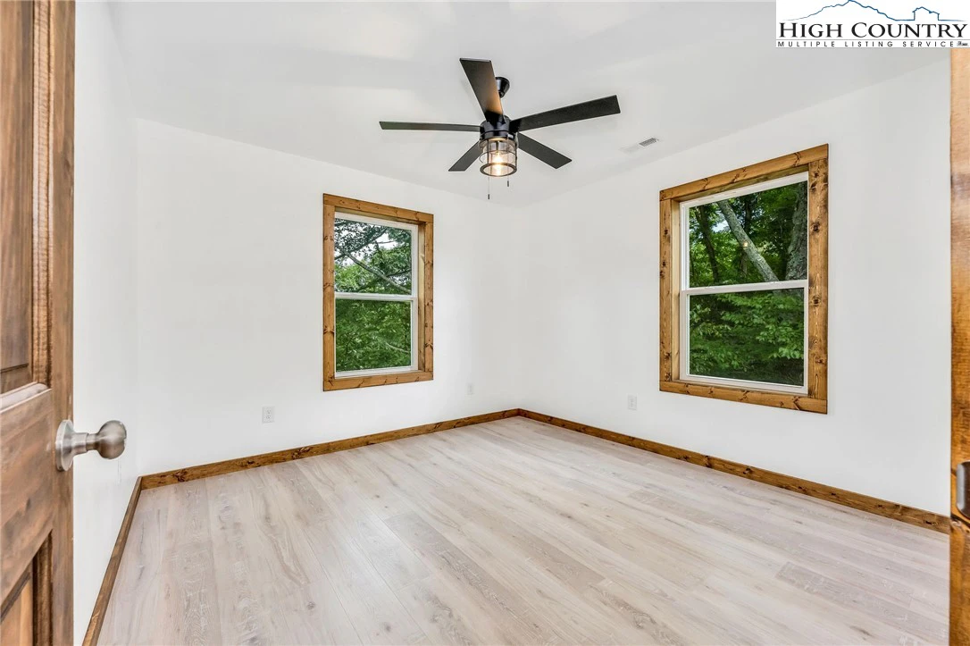 Image number 19 for the current listing