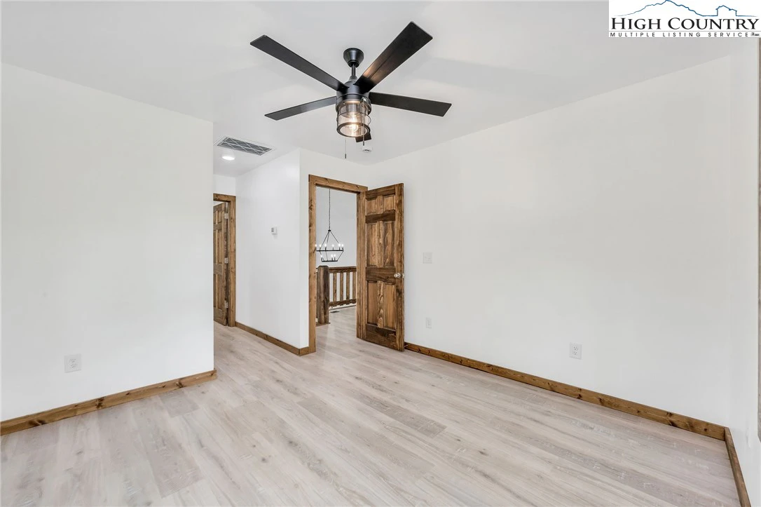 Image number 21 for the current listing