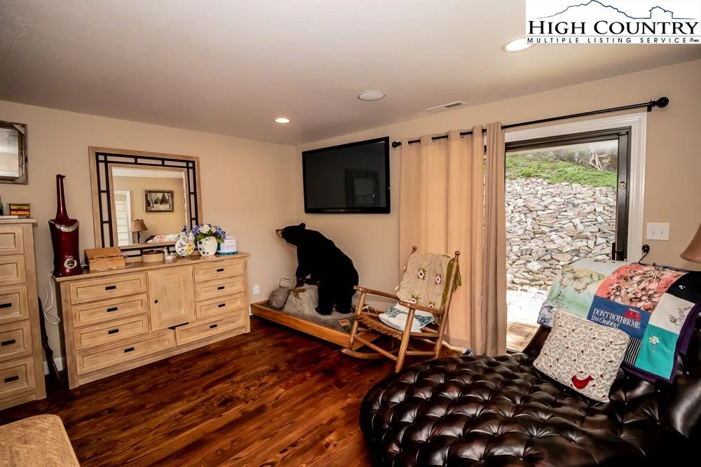 Image number 6 for the current listing